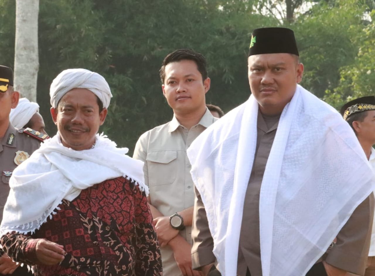 AKBP Choky Disematkan Peci dan Sorban, Kini Menjadi Warga Kehormatan Pesantren