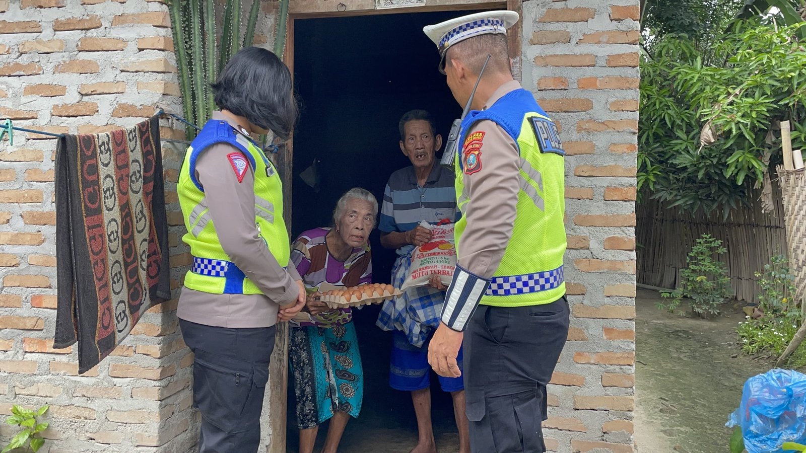 Satlantas Polres Sergai Bantu Warga dengan Bagikan Paket Sembako Door to Door