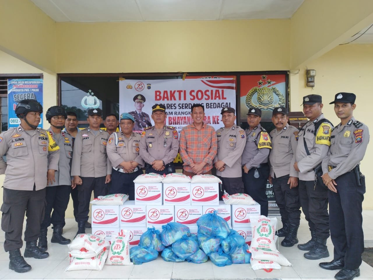Semarakkan HUT Bhayangkara, Polsek Tanjung Beringin Salurkan Bansos kepada Warga