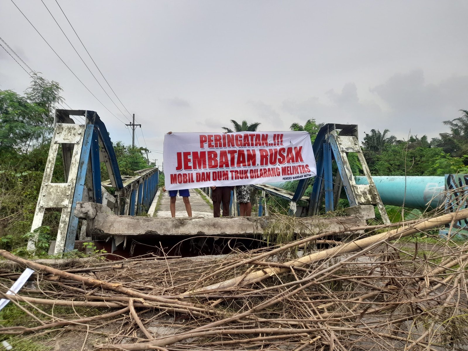 Jembatan di Desa Bandar Setia Ambruk Diduga Digerogoti Maling