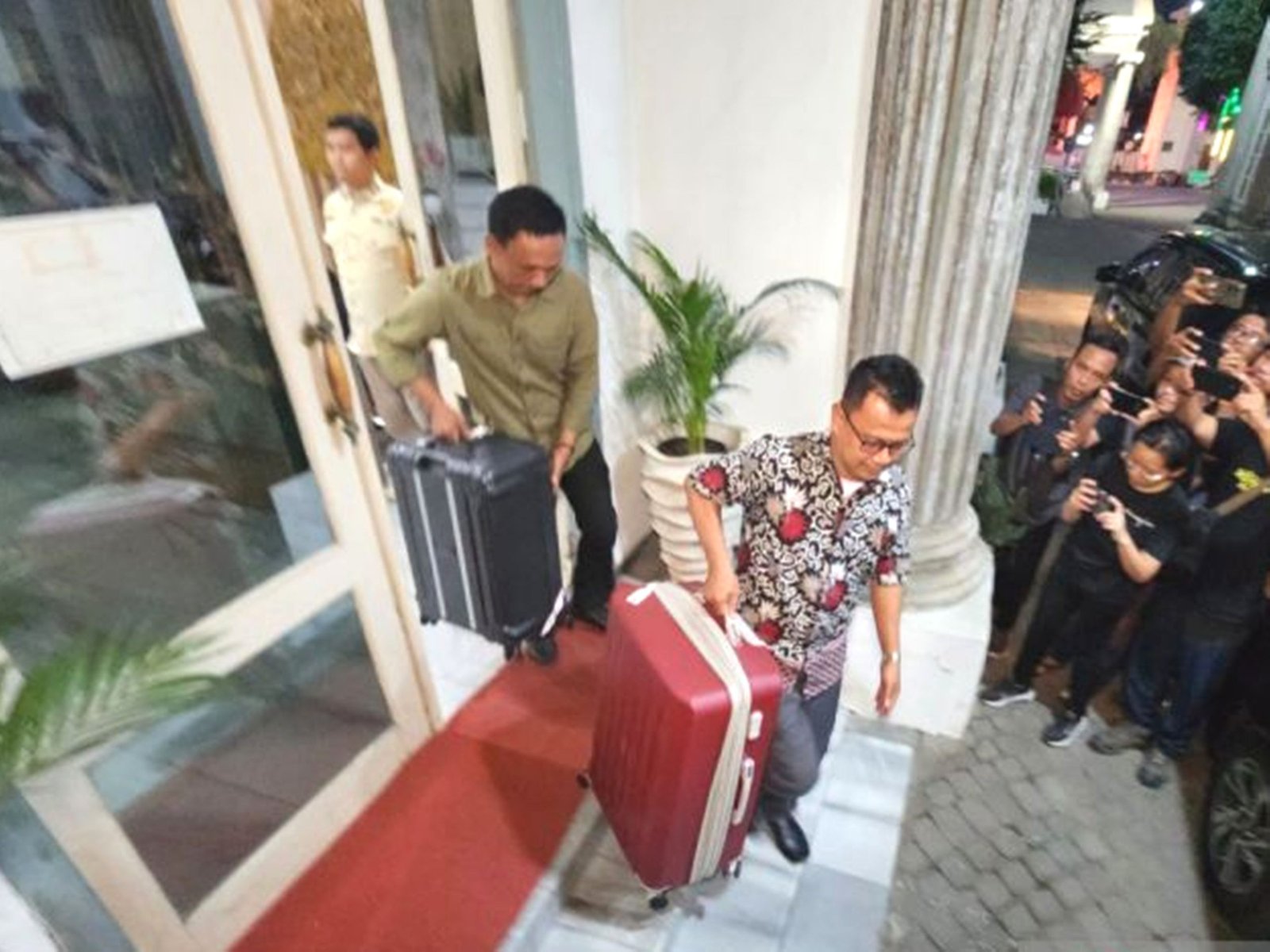 KPK Geledah Kantor Wali Kota Semarang, Keluar Bawa Dua Koper