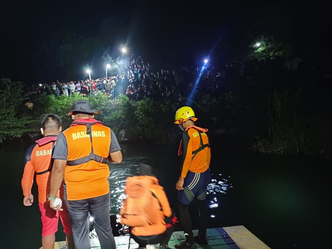 Tim SAR Temukan Satu Penumpang Minibus yang  Terjun ke Danau Toba