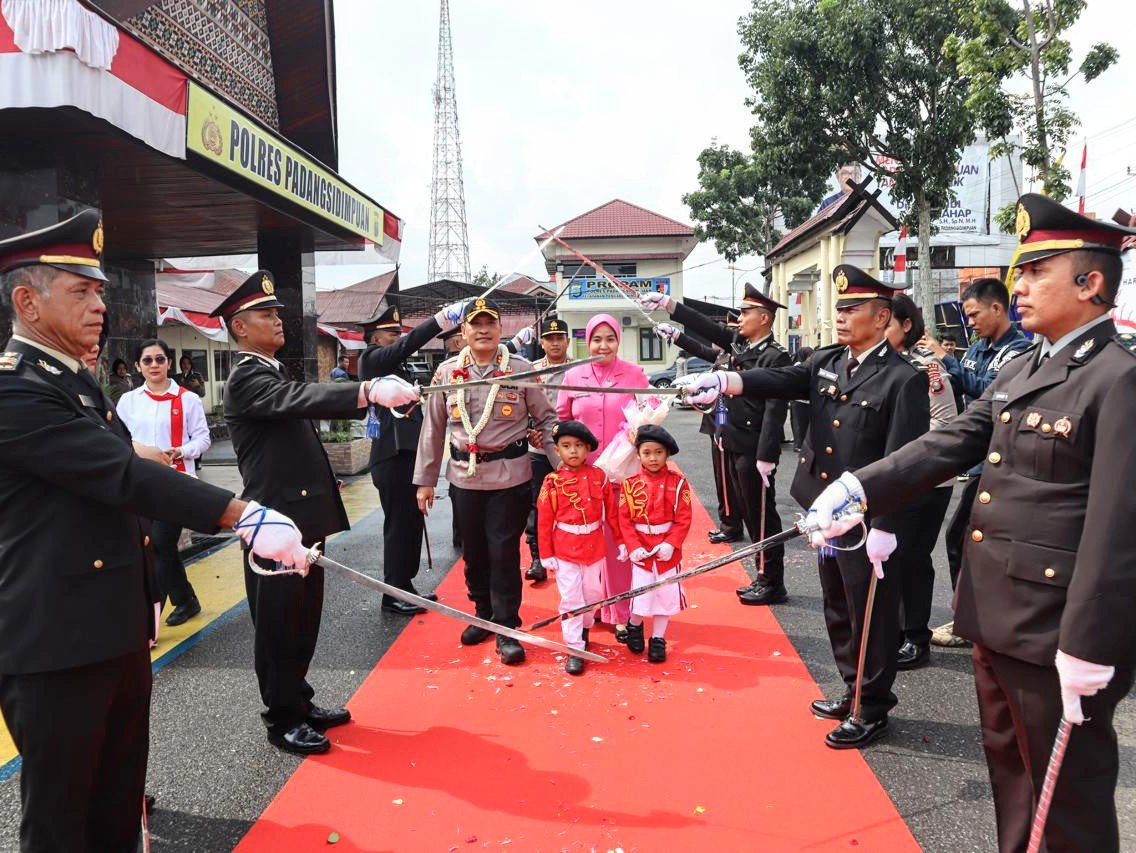 Isak Tangis Pecah di Polres Padangsidimpuan saat Melepas AKBP Dudung