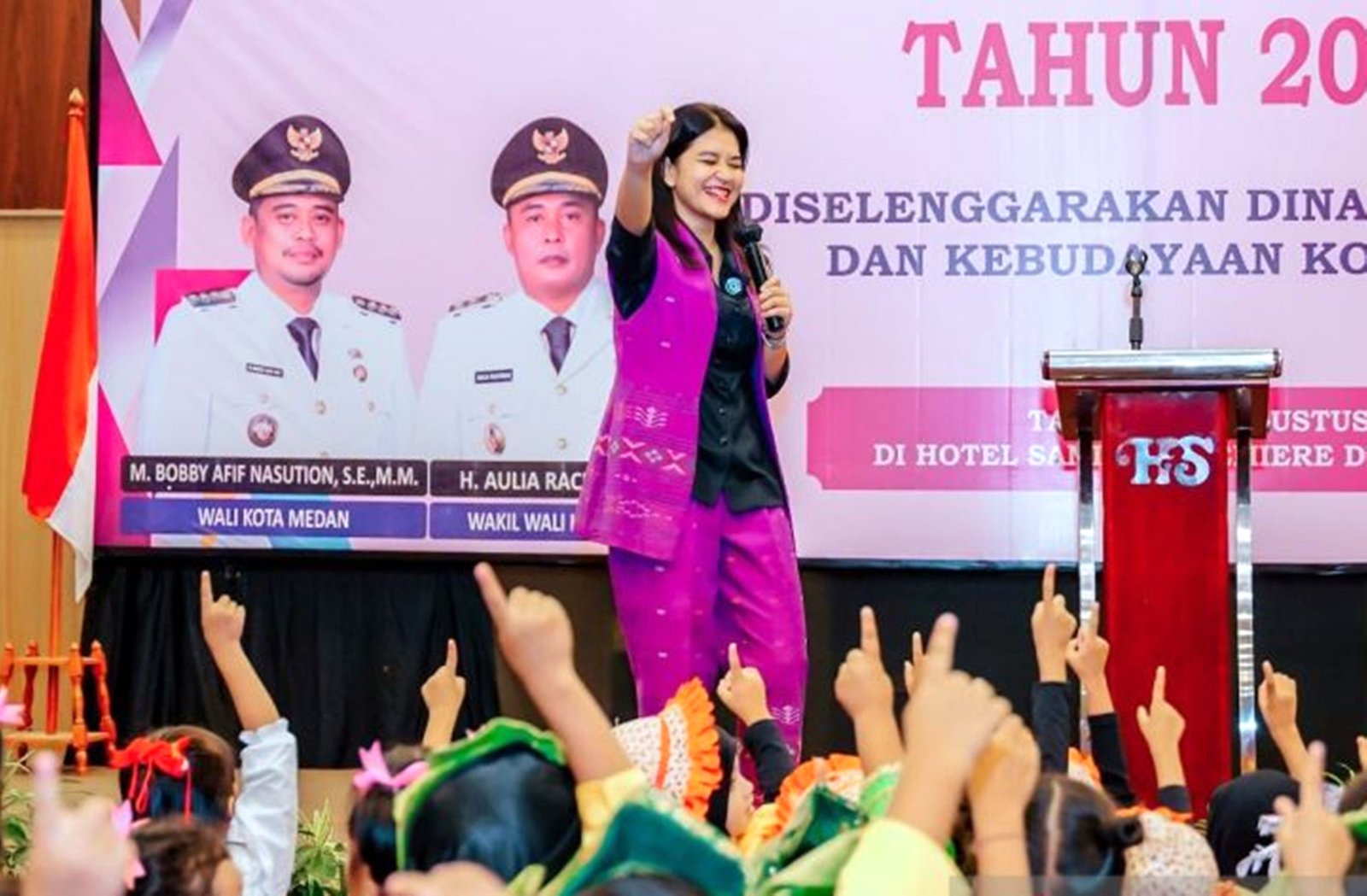 Kahiyang Ayu Tampil Anggun saat Hibur Siswa PAUD di Medan