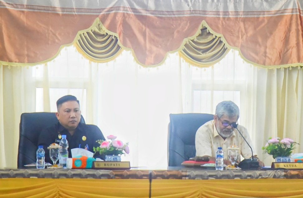 Pemkab Tapteng Serahkan Rancangan KUA dan PPAS P-APBD 2024