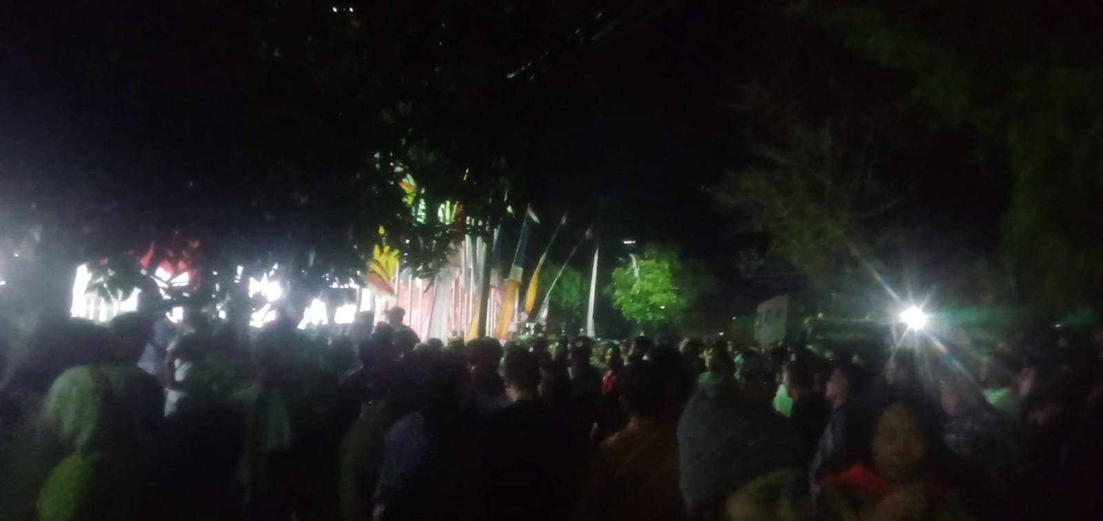 Ratusan Massa Pendukung Masinton-Mahmud Padati KPU Tapteng