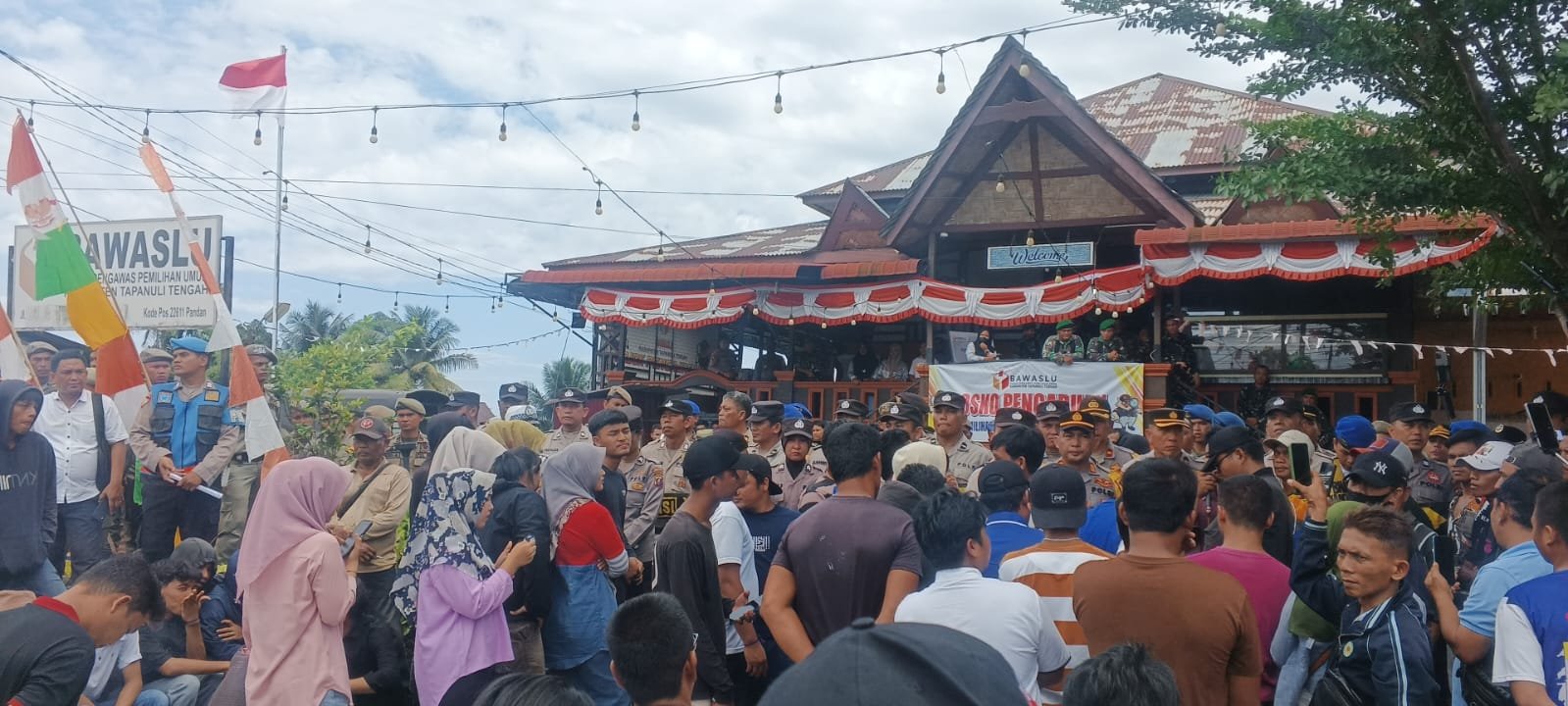 Tak Puas Tahapan Pilkada, Bawaslu Tapteng Didemo