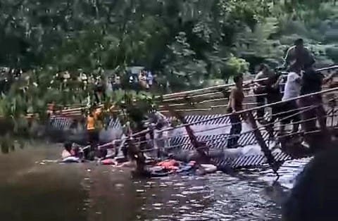 Jembatan Taman Cadika Medan Ambruk, Tim Pandawa Kayak Sigap Evakuasi Korban