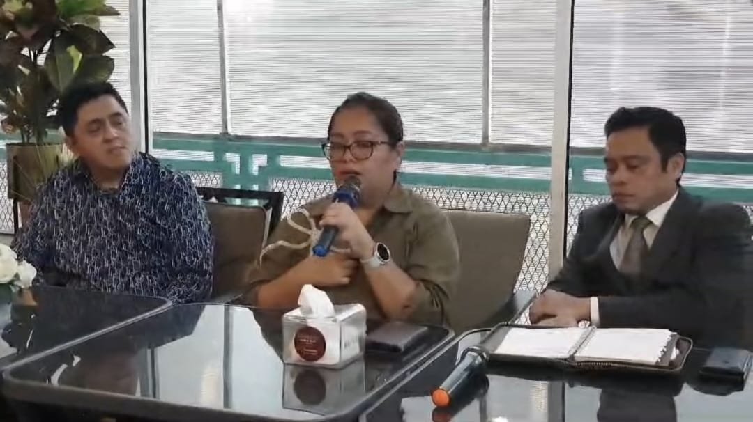 Usai Bajunya Ditarik Masinton, Camelia: Saya Menangis