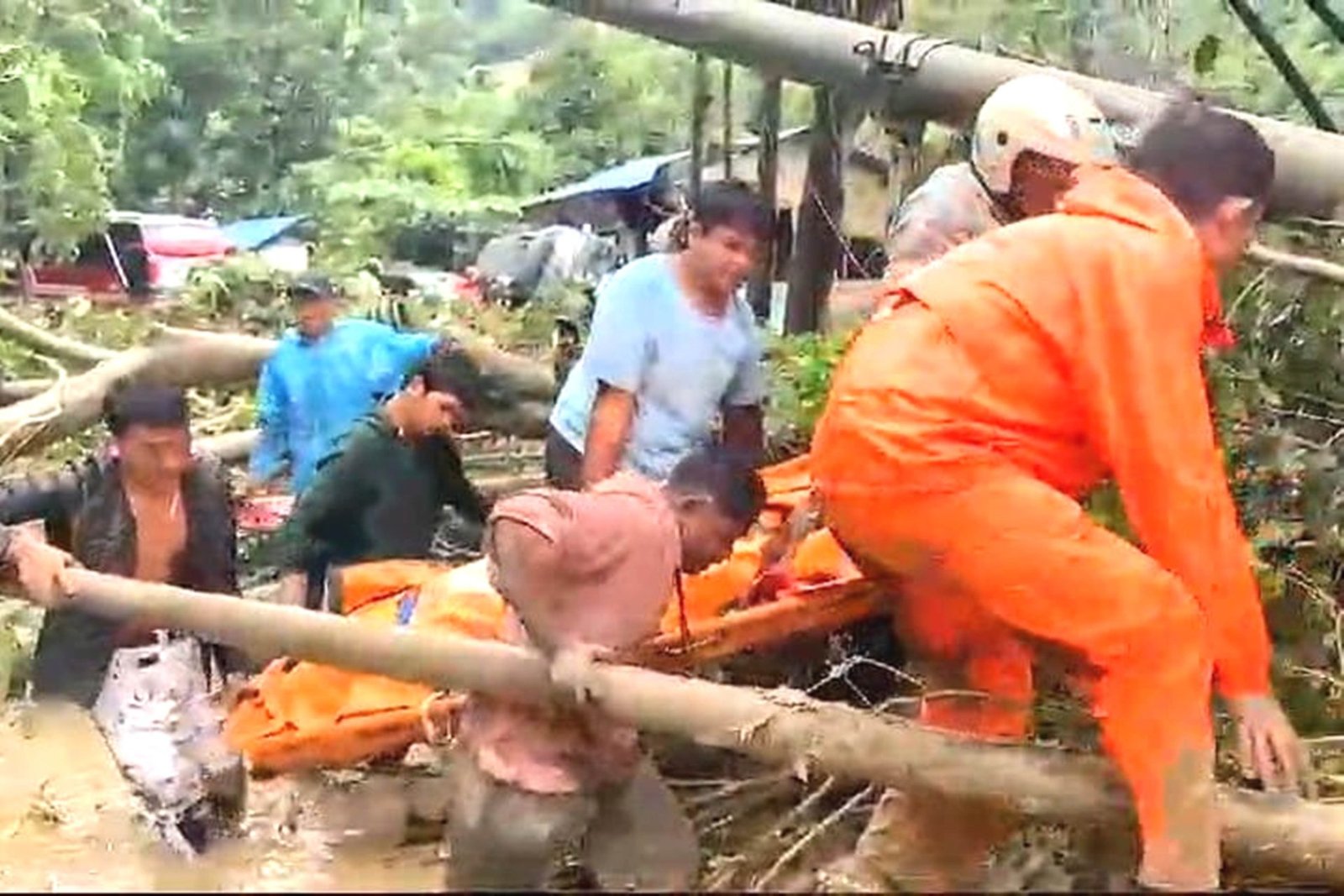 Longsor Sembahe Renggut 7  Nyawa, Jalur Berastagi-Medan Putus Total