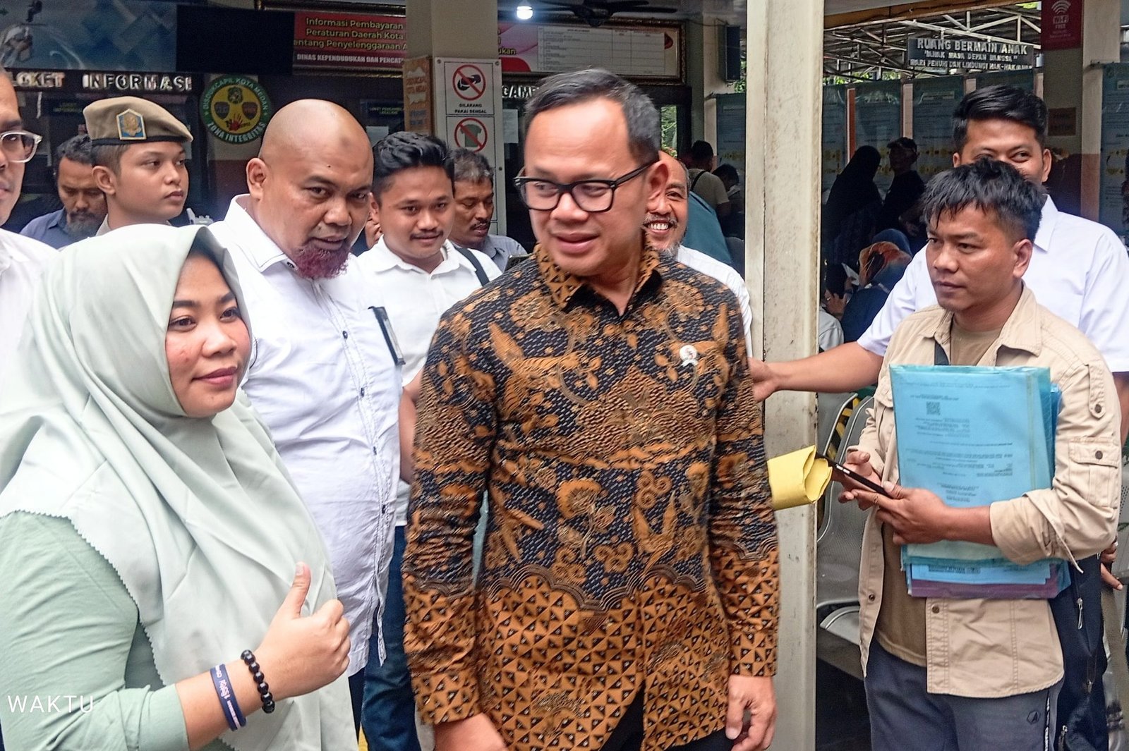 Wamendagri Bima Arya Tinjau Pelayanan di Disdukcapil Medan