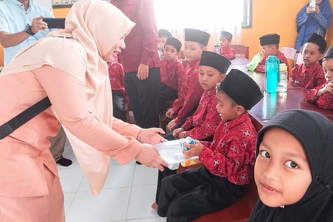 Imigrasi Sibolga Dukung Program Pemerintah, Bagikan Makanan Bergizi Gratis