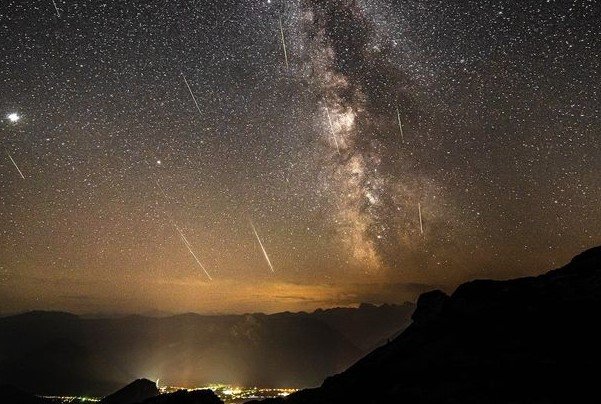 Jangan Lewatkan! Hujan Meteor Alpha Centaurid Akan Mewarnai Langit Februari Ini