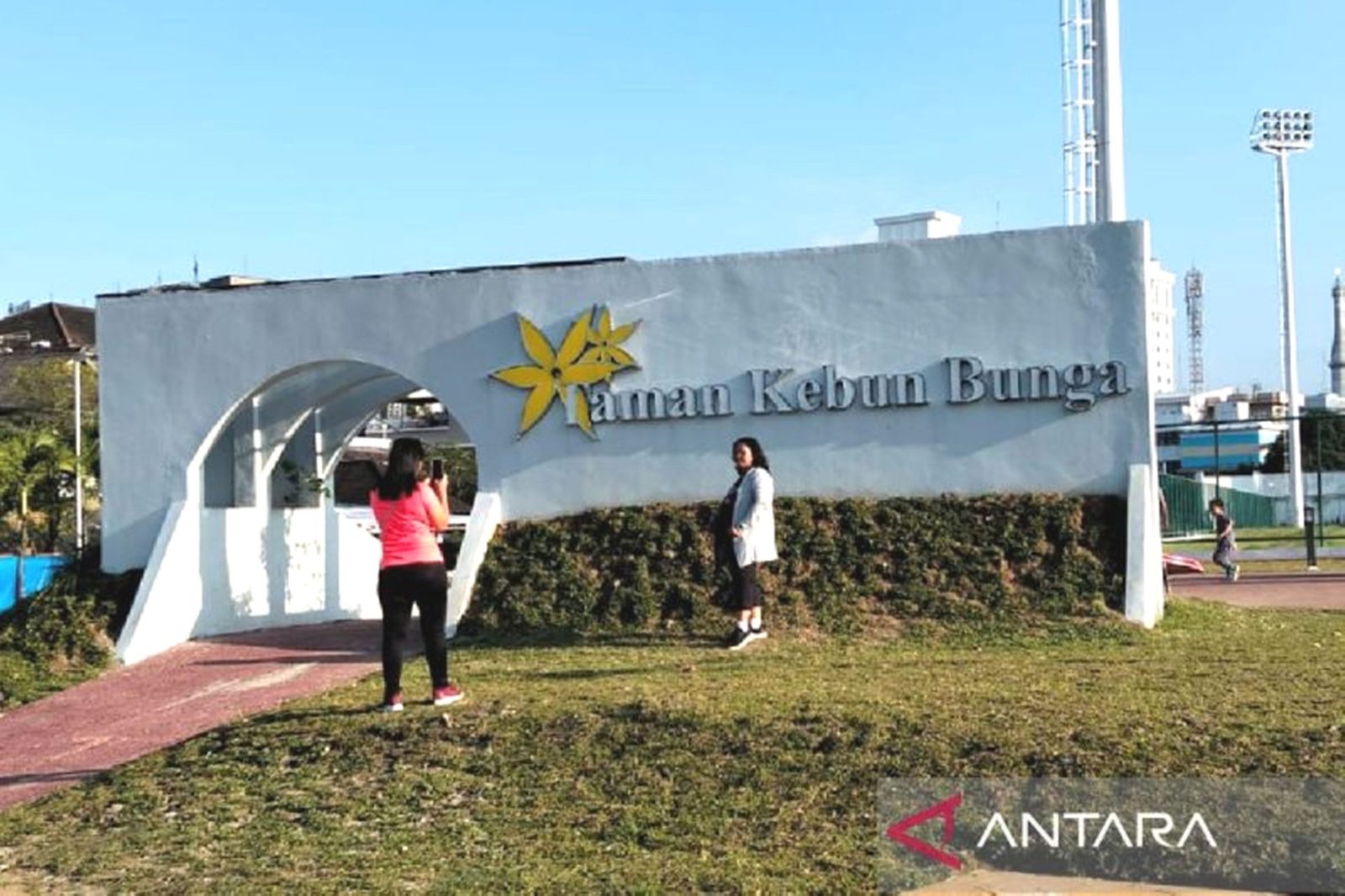 Taman Kebun Bunga Medan Ramai Dikunjungi Warga Jelang Waktu Berbuka