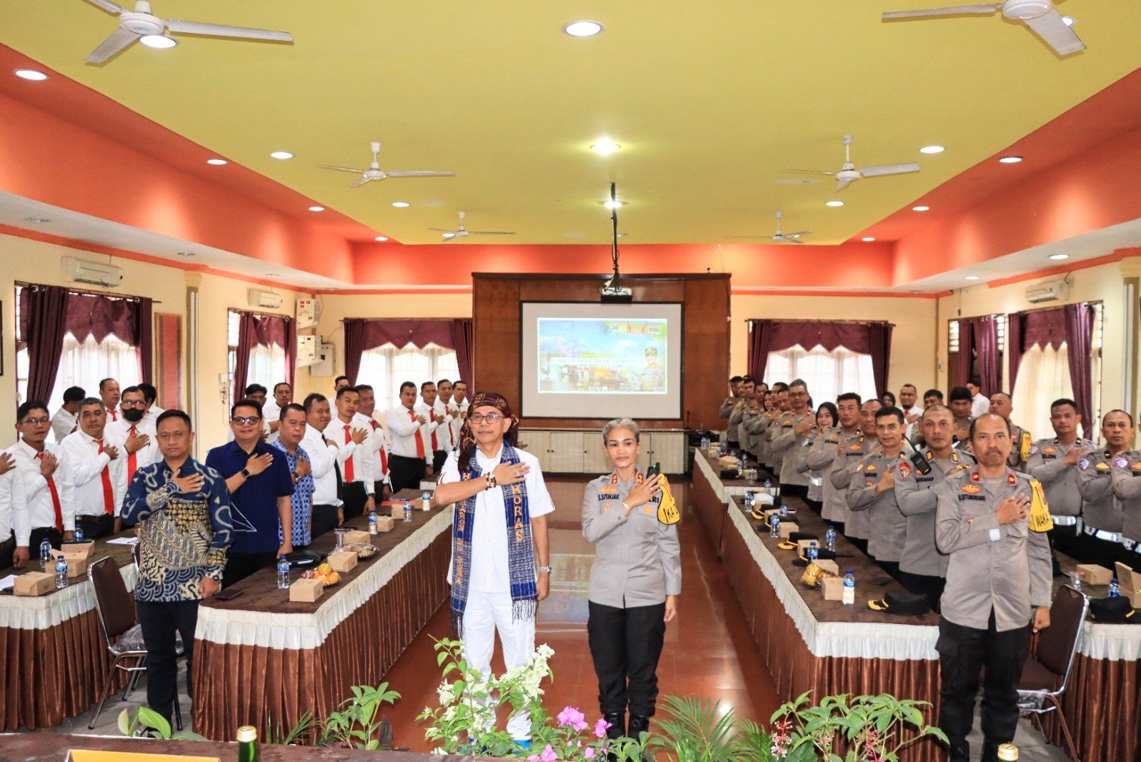 AKBP Sah Udur Sambut Kedatangan Anggota Komisi III Hinca IP Panjaitan