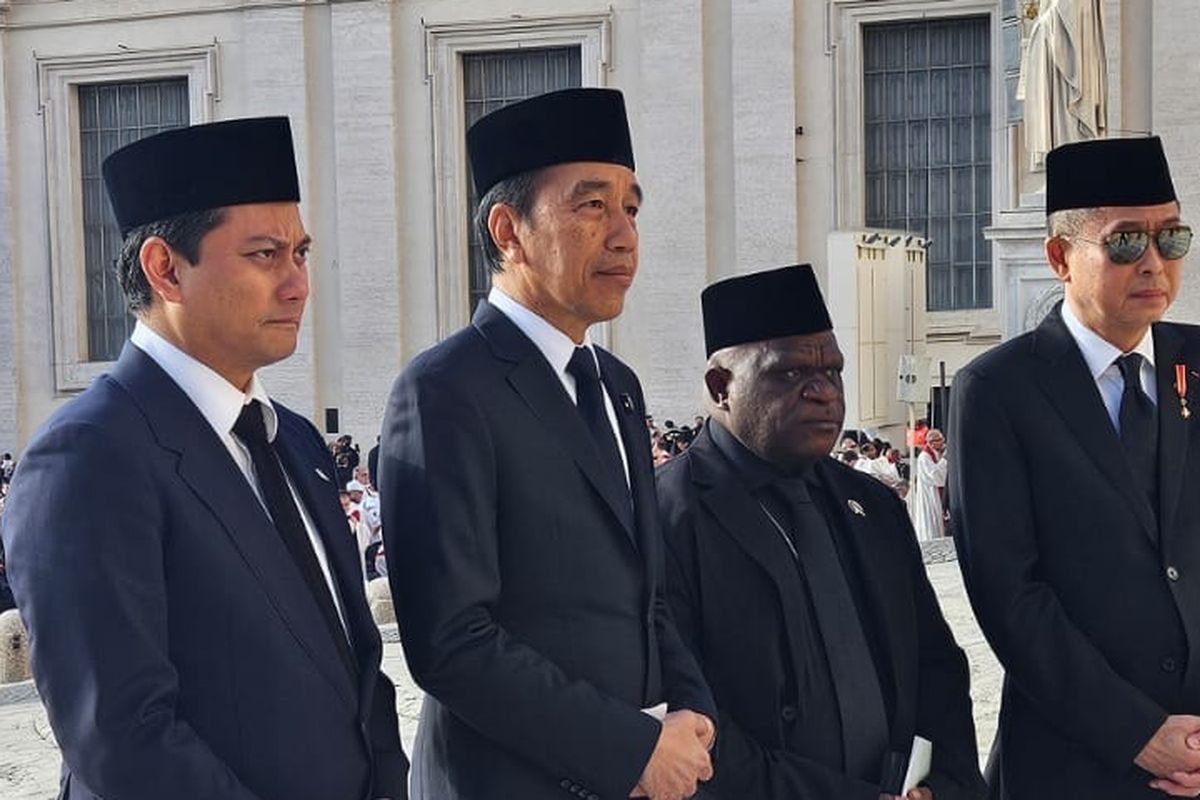 Penampilan Rombongan Jokowi di Pemakaman Paus Fransiskus Serba Hitam