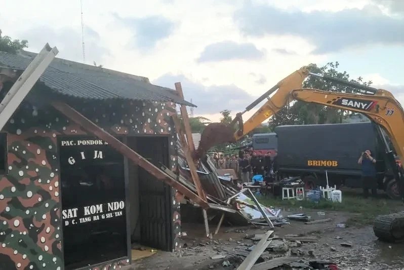 Polda Metro Jaya Bongkar Bangunan Ilegal Milik Ormas GRIB Jaya di Lahan BMKG Tangsel