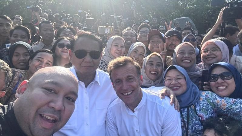 Momen Seru Prabowo dan Macron Selfie Bareng Wartawan di Borobudur, Didit Ikut Bantu Ambil Gambar