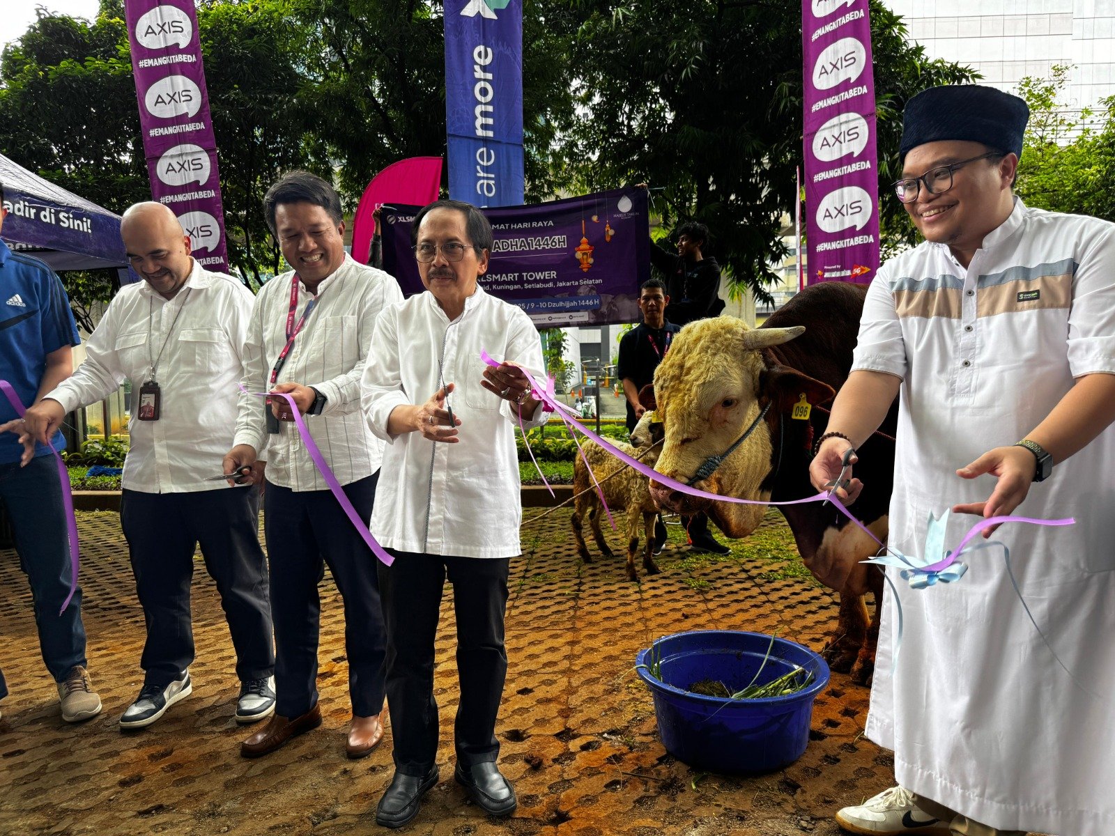Rayakan Idul Adha 1446 H, XLSMART Salurkan Hewan Kurban untuk Masyarakat