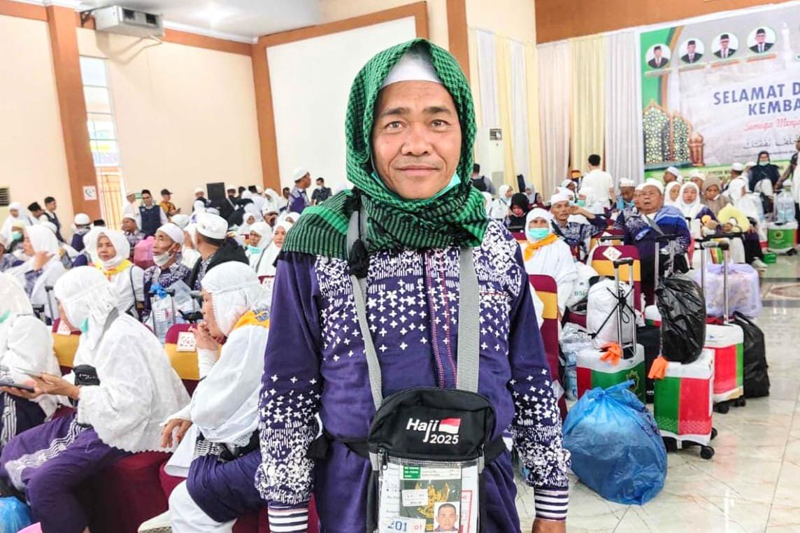 Sosok Isron Pasaribu: Guru dari Padang Lawas yang Jadi Sandaran Jemaah Kloter 18 di Tanah Suci