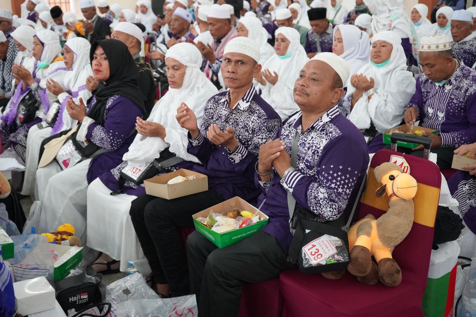 Disambut Azan Subuh, 359 Jemaah Haji Kloter 18 Tiba di Medan dengan Haru dan Doa
