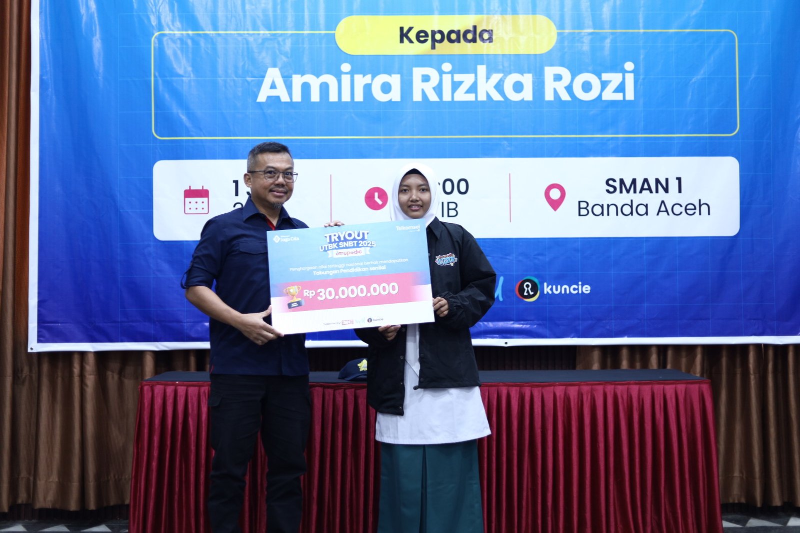 Telkomsel Serahkan Bantuan Pendidikan kepada Amira Rizka Rozi, Top Scorer Ilmupedia Tryout UTBK 2025 Asal Banda Aceh