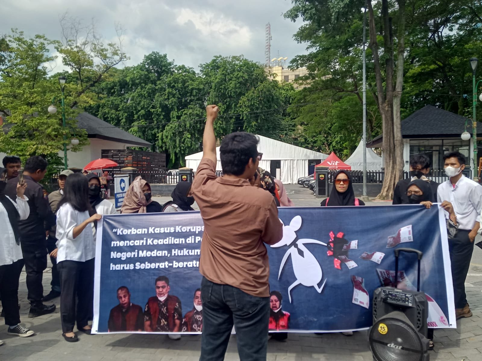 Guru Honorer Langkat Kepung PN Medan, Desak Vonis Berat Koruptor Seleksi PPPK