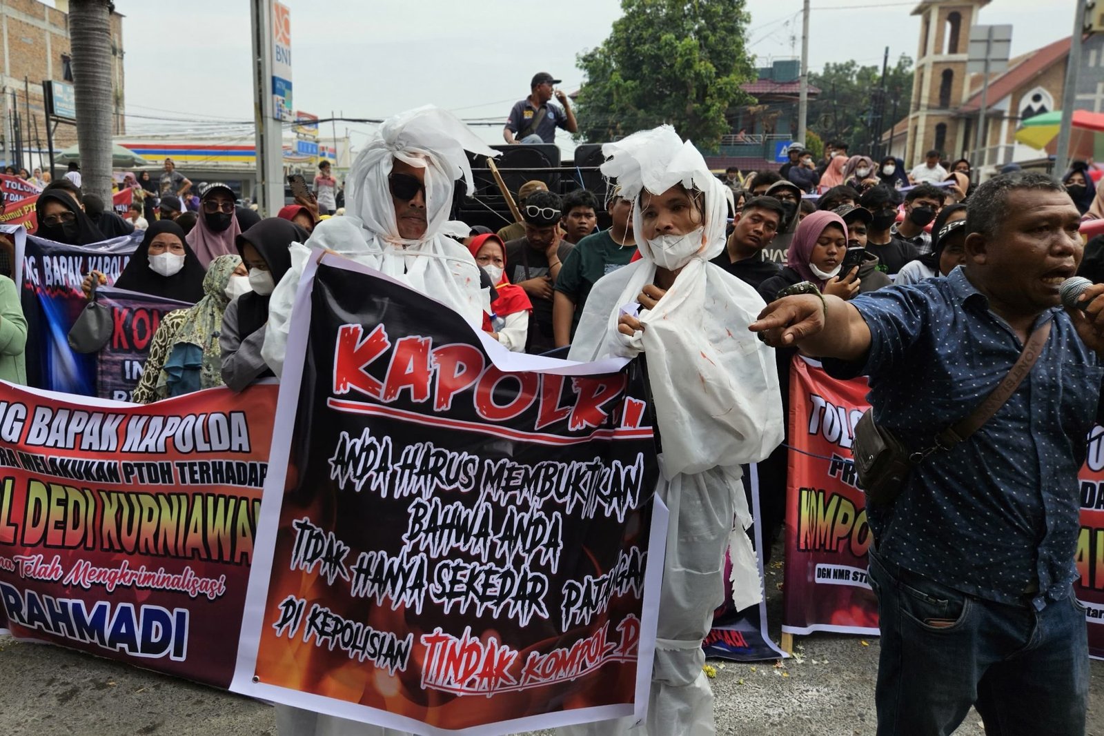 Ratusan Warga Bawa 'Pocong' Geruduk Polda Sumut: Desak Kompol DK Dipecat karena Diduga Kriminalisasi Kasus Sabu