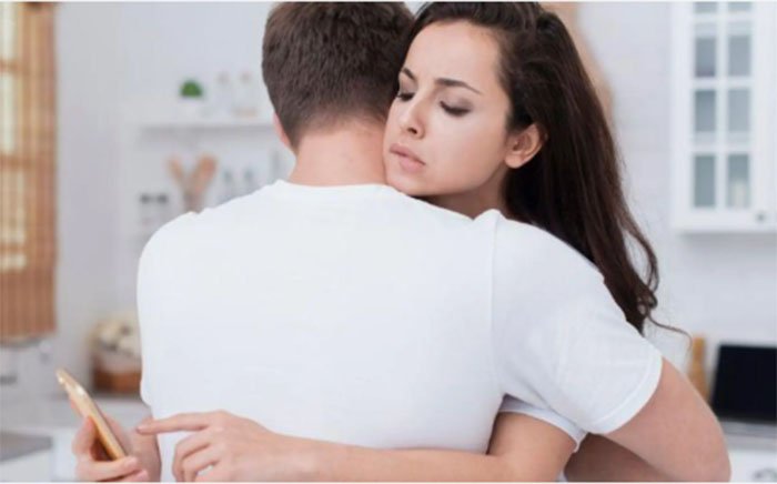 20 Kode Keras Seorang Perempuan Ingin Mengajak Anda Berselingkuh: Nomor. 1 Tiba-Tiba Jadi “Curhat Master”