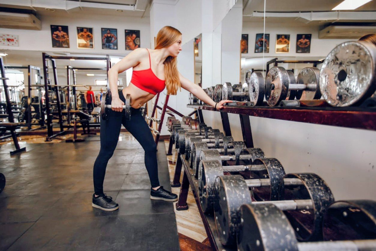 Ingin Mengecilkan Perut Buncit? Ini 7 Alat Fitnes yang Wajib Digunakan saat Berada di Tempat Gym