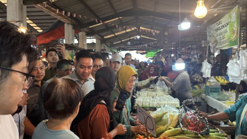 Blusukan di Pasar Flamboyan, Wapres Gibran Beli Pakis hingga Ikan Asin