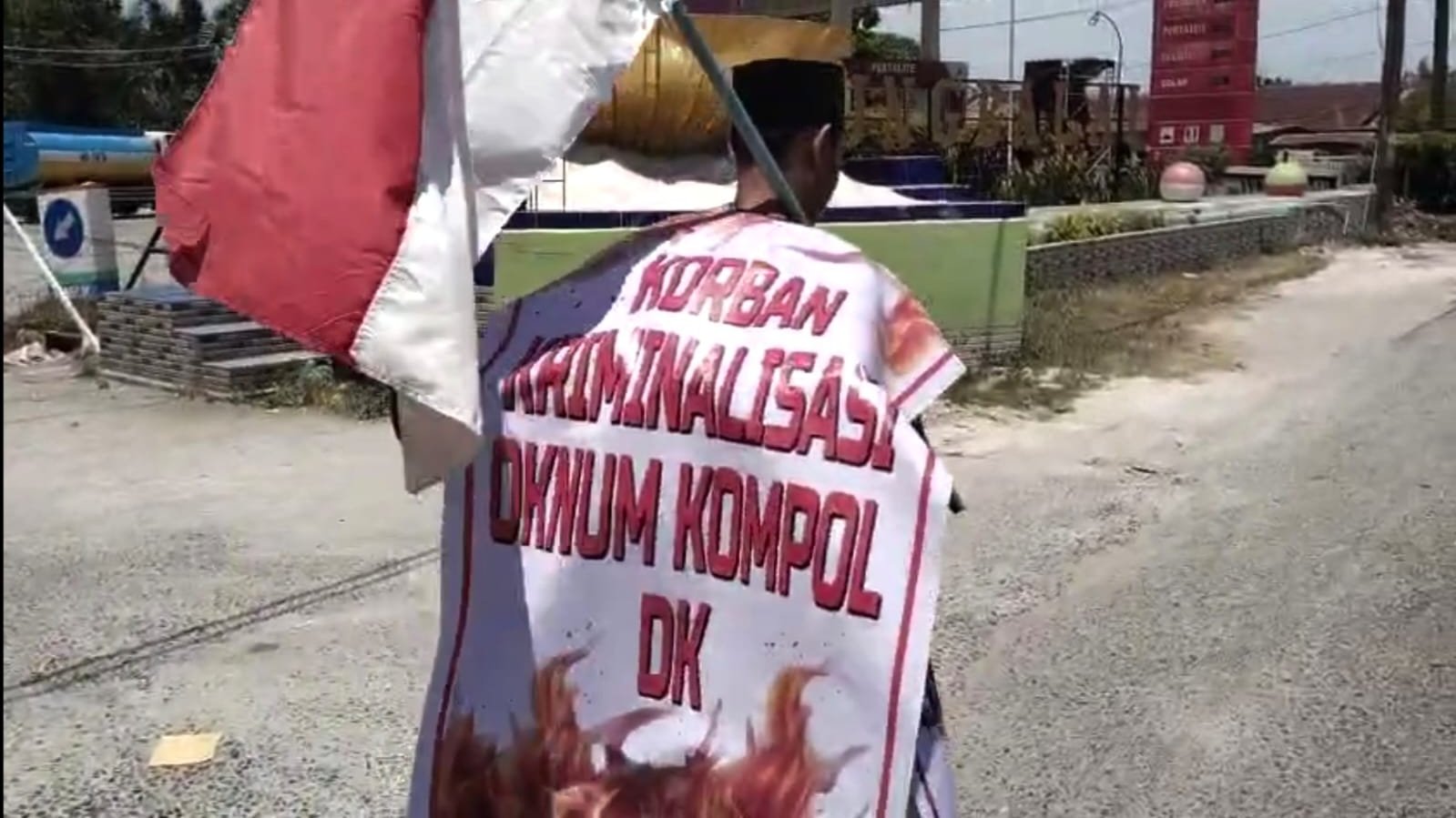 Aksi Jalan Kaki ke Mabes Polri, Seorang Warga Tanjugbalai Bawa Spanduk Minta Keadilan kepada Prabowo: “Kami Rakyat Kecil Adalah Pandawa”