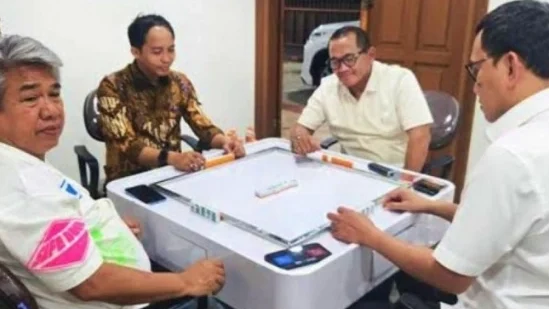 Viral, Menhut Raja Juli Antoni Bermain Domino dengan Tersangka Pembalakan Liar: 