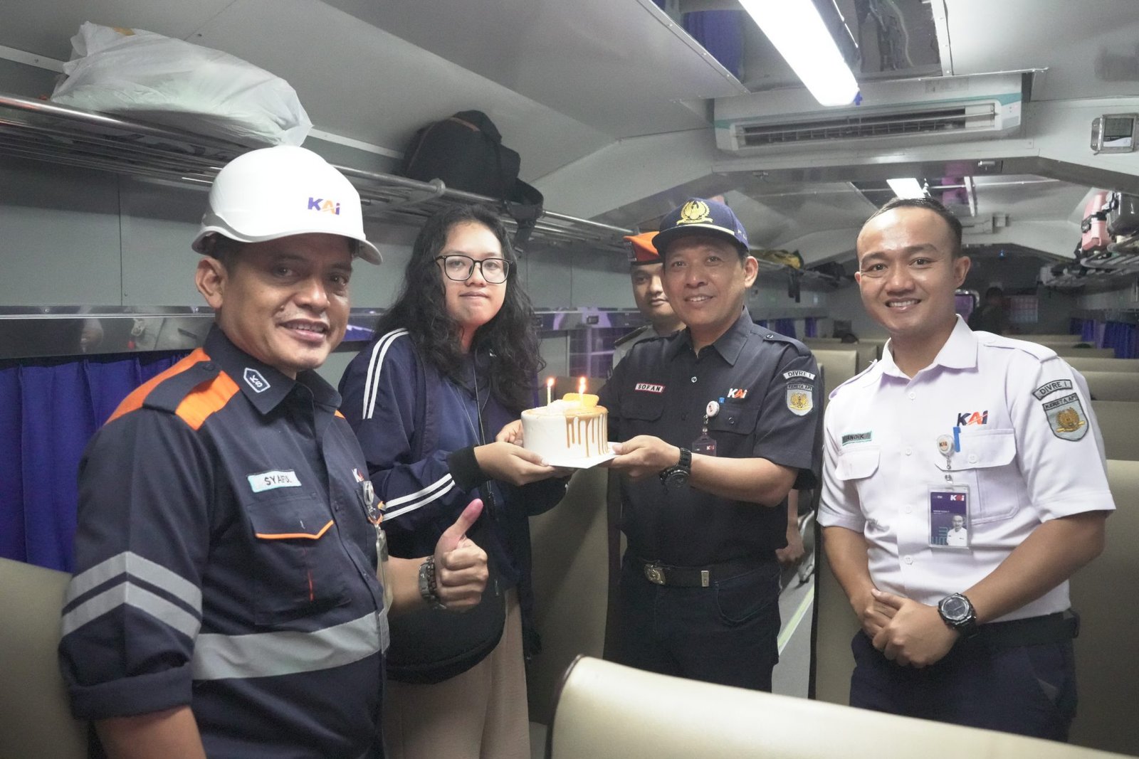 Hari Pelanggan Nasional, KAI Sumut Bagikan Bingkisan hingga Kejutan Ulang Tahun di Stasiun Medan