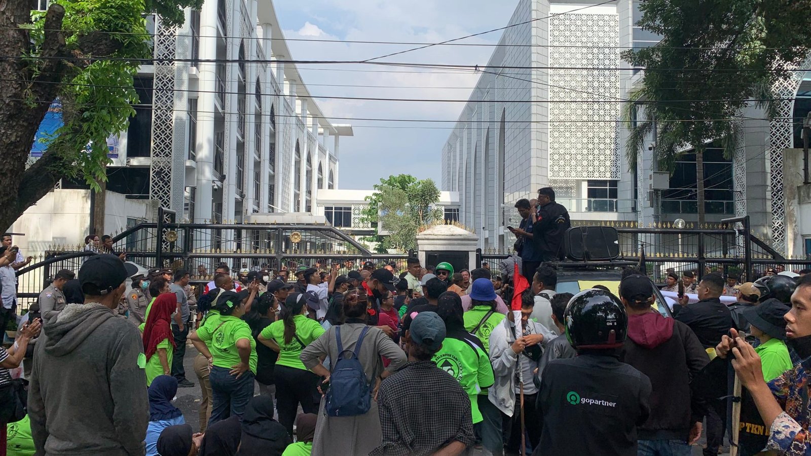 Demo AMPRI di DPRD Sumut: 17 Tuntutan, dari Bubarkan DPR hingga Periksa Bobby Nasution