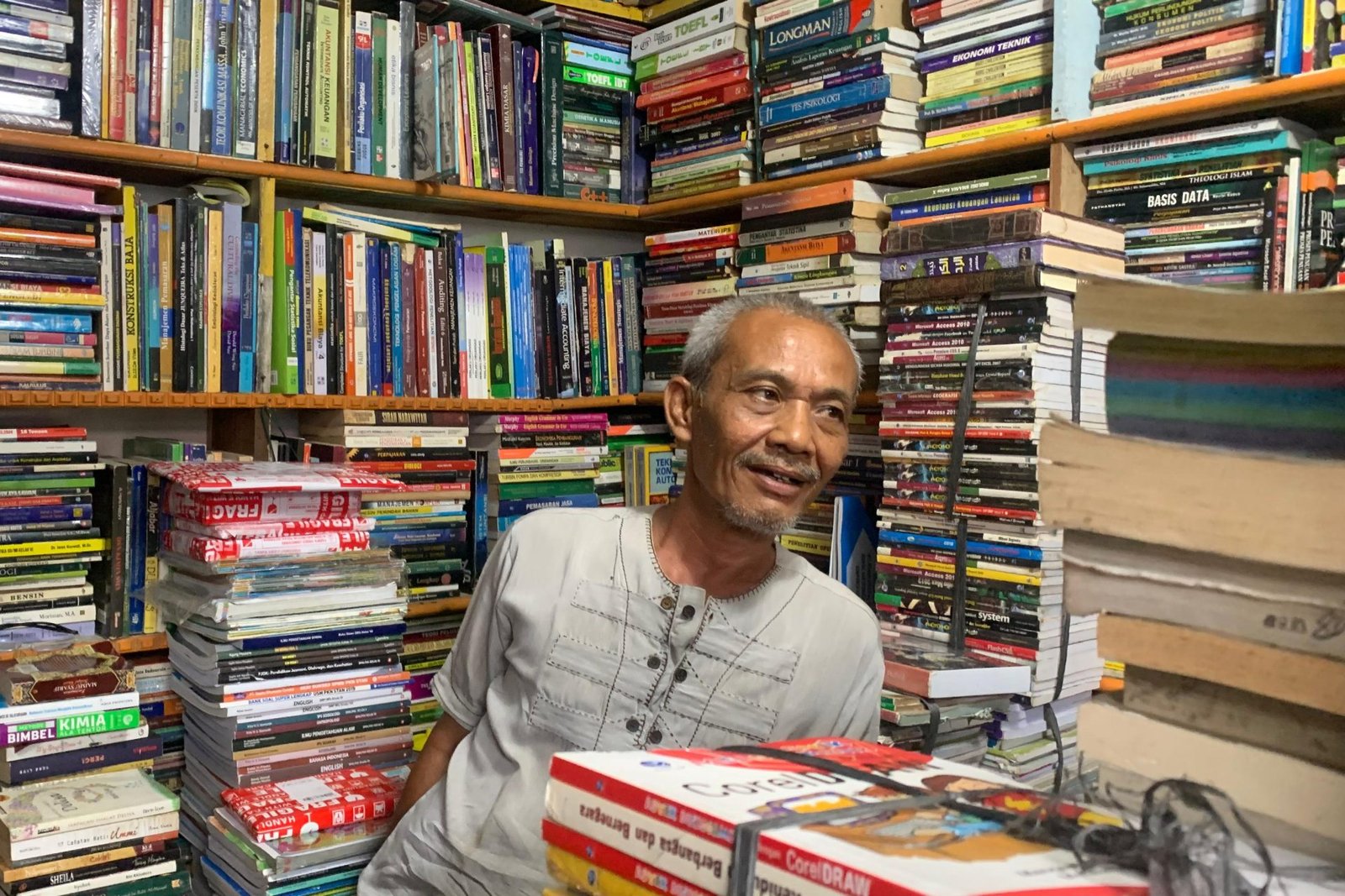 Hari Kunjung Perpustakaan dan Nasib Pedagang Buku Medan yang Terancam Penggusuran