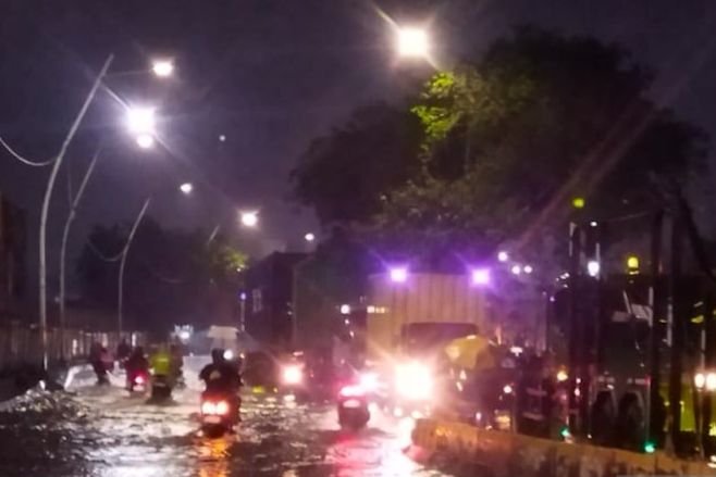 Banjir Rendam Sejumlah Jalan di Jakarta Utara, Motor Warga Mogok Diserbu Genangan
