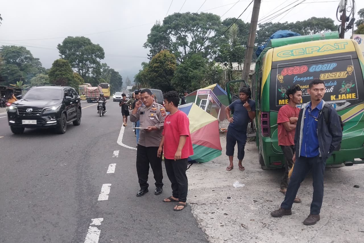 Kecelakaan Maut di Jalur Medan-Berastagi! Dua Pedagang Luka Usai Diseruduk Mobil Hilang Kendali di Depan SPBU Sukamakmur