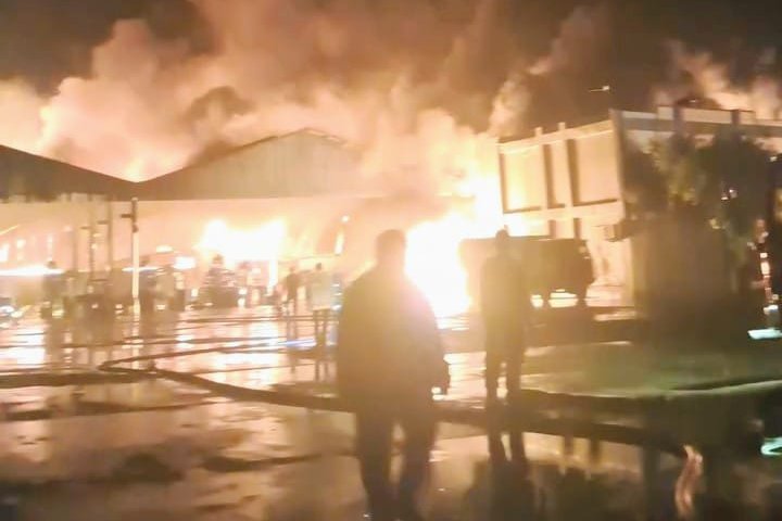 Pabrik Pengelolaan Limbah B3 di Karawang Terbakar Hebat Tengah Malam — Api Sulit Dipadamkan!
