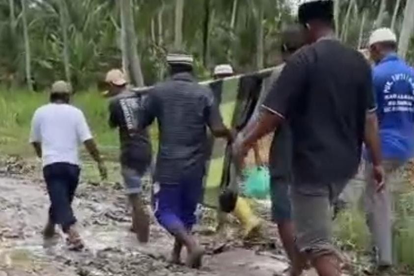 80 Tahun Merdeka, Jenazah Masih Dipikul Warga: Jalan Rusak di Asahan Bikin Miris, Pemda Lempar Tanggung Jawab