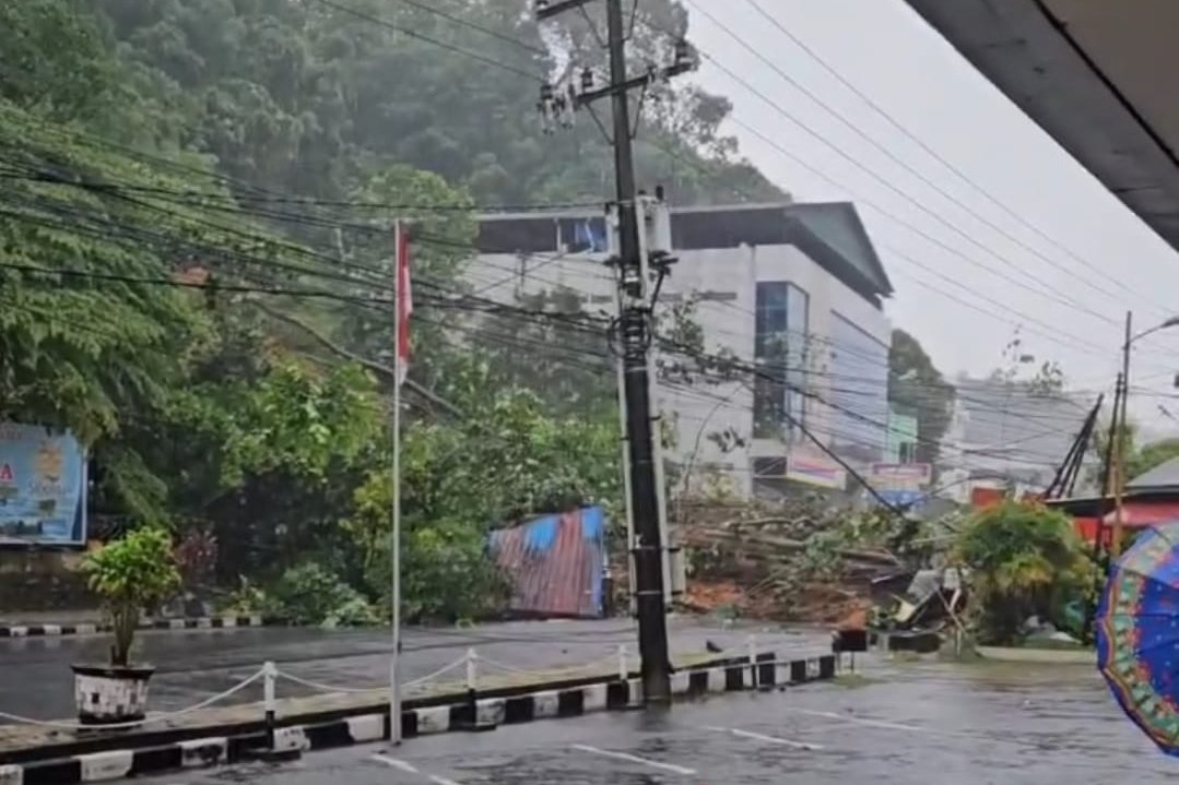 Banjir dan Longsor di Tapteng Putuskan Jaringan Telepon, Warga di Perantauan Panik Tak Bisa Hubungi Keluarga