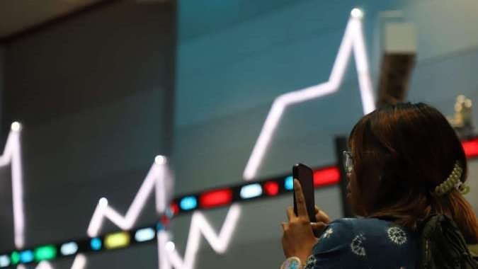 IHSG Cenderung Melemah 4,298 Poin Tergelincir di Level 8.415,619 Pagi Ini