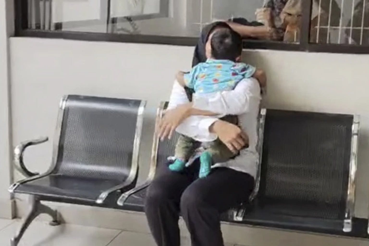 Kasus Neni Nuraeni: Ibu Menyusui Ditahan di Karawang, Bayi Sakit Karena Tak Dapat ASI