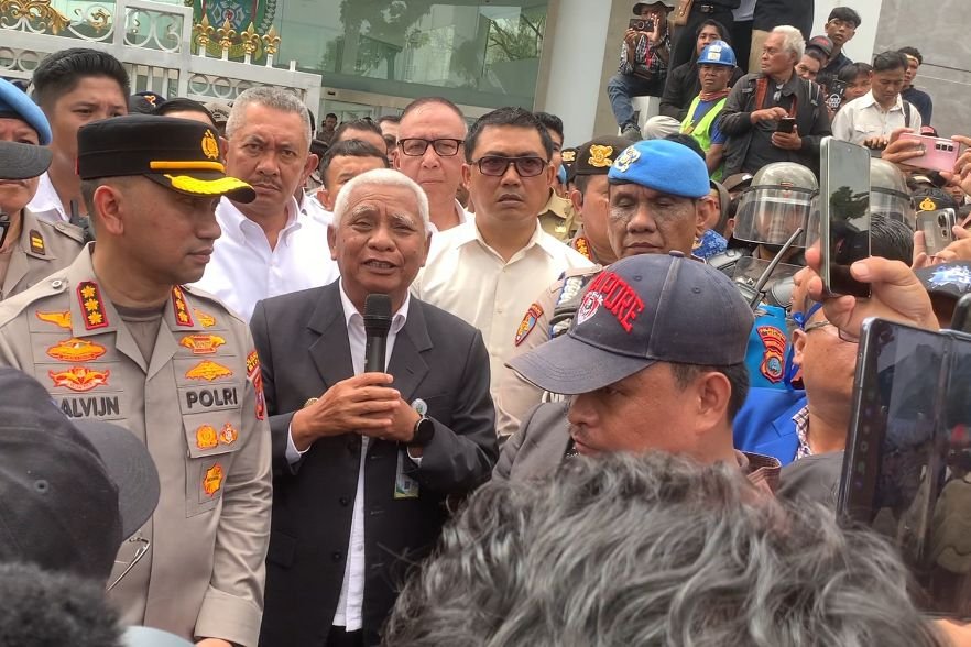 Ribuan Massa Aksi Tutup PT TPL Tuntut Bobby Nasution Hadir, Wakil Gubernur Surya Turun Menenangkan Demonstran