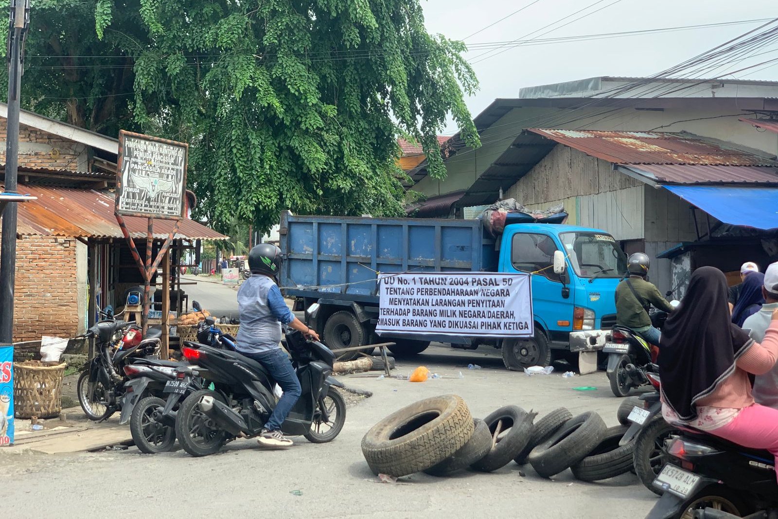Warga Marindal I Blokir Jalan Tolak Eksekusi Lahan 3 Hektar, Sebut Ada Indikasi Mafia Tanah