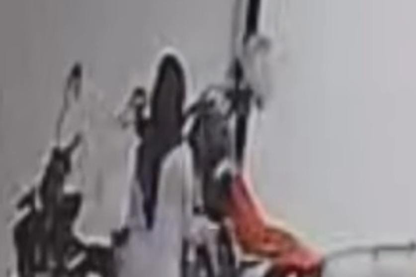 Perempuan Berhijab Terekam CCTV Curi Helm di Kafe Swan Labuhanbatu, Aksinya Viral