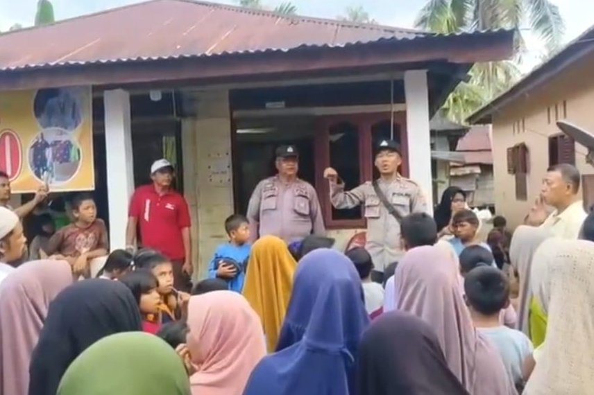 Ratusan Emak-Emak Geruduk Sarang Narkoba di Mandailing Natal, Tiga Rumah Digeledah Polisi