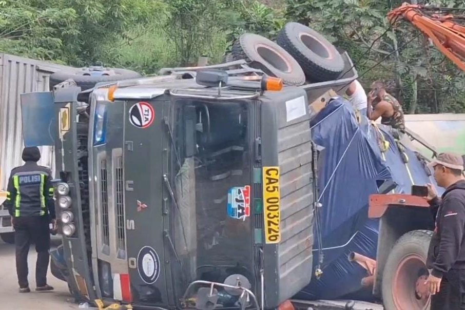 Truk Bermuatan 35 Ton Pupuk Terguling di Jalinsum Padangsidimpuan, Lalu Lintas Lumpuh 12 Jam