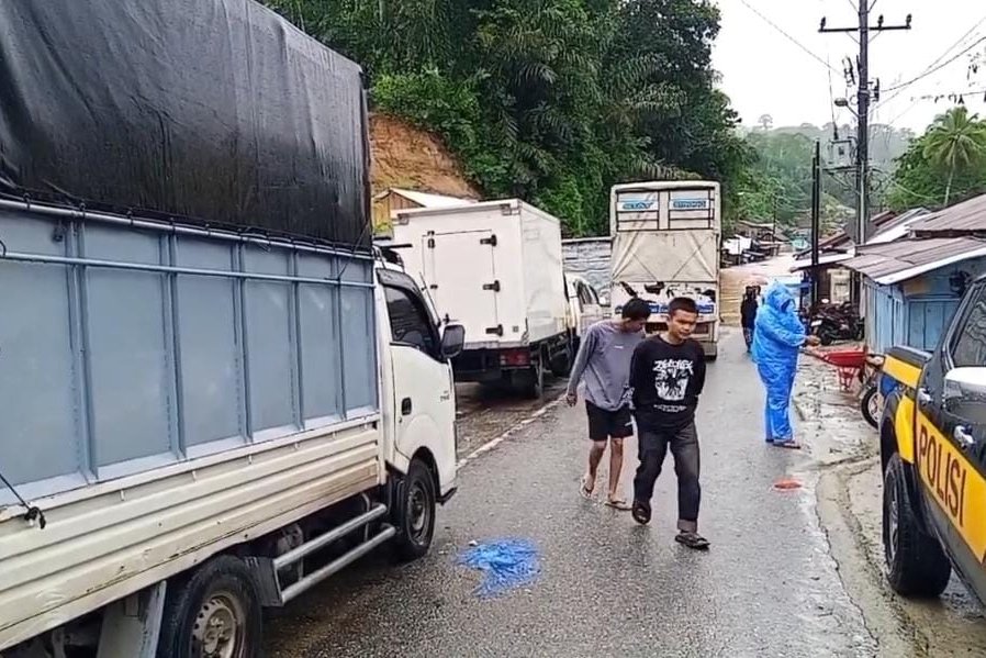 Longsor dan Banjir Lumpuhkan Jalur Padangsidimpuan–Sibolga, Sopir Terjebak 24 Jam