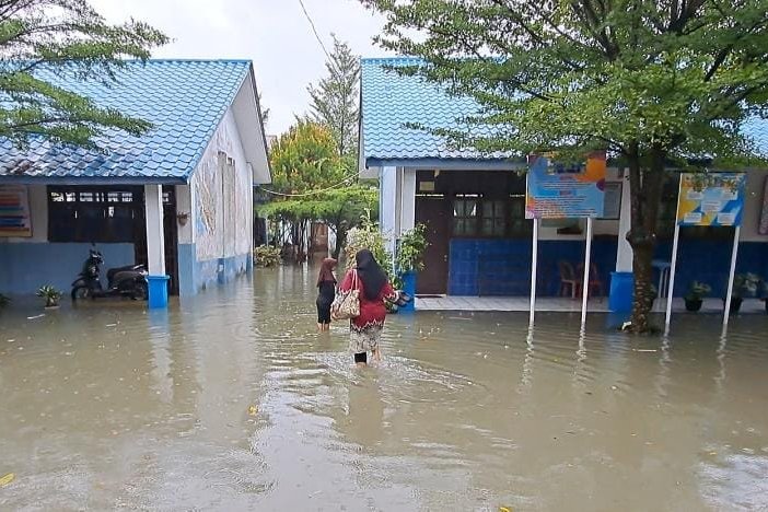 Sekolah di Deli Serdang Terendam Banjir hingga 50 Cm, Pembelajaran Dialihkan ke Sistem Daring